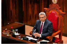 බෞද්ධ නොවන දරුවන් නොමැති අයට ජනාධිපතිකමට සුදුසු නැහැයි කියා නීතියක් ගේන්න – රජයේ මන්ත්රීවරයෙක් කියයි