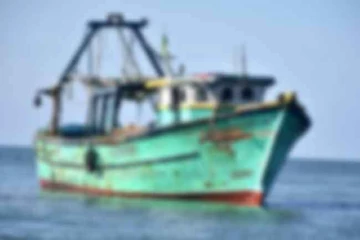 මත්ද්‍රව්‍ය හා අවි රැගත් ධීවර යාත්‍රාවක් අත්අඩංගුවට