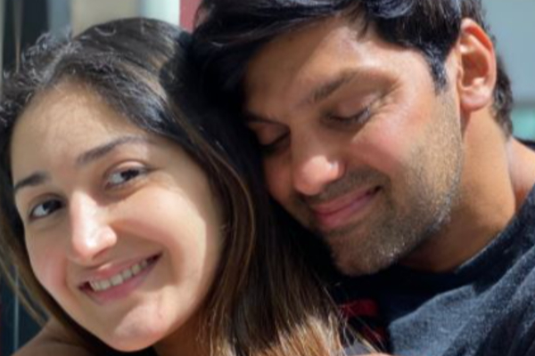 நடிகர் ஆர்யாவுக்கு பெண் குழந்தை பிறந்துள்ளது - நடிகர் விஷால் ட்வீட்! | Actor Arya Sayisha Give Birth Female Baby