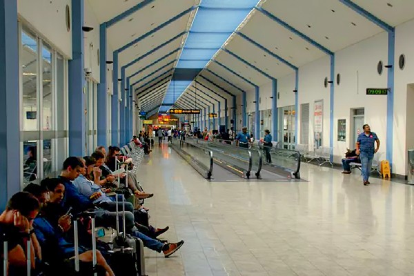 விமான நிலையத்தில் தம்பதியினர் கொடுத்த அதிர்ச்சி ; சோதனையில் அம்பலமான விடயம் | Couple Causes Shock At Airport Terminal விமான நிலையத்தில் தம்பதியினர் கொடுத்த அதிர்ச்சி ; சோதனையில் அம்பலமான விடயம் | Couple Causes Shock At Airport Terminal