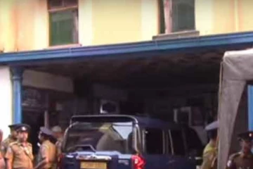 கொழும்பு பொலிஸில் சந்தேக நபரிடமிருந்து துப்பாக்கி, வெடிமருந்துகள் கைப்பற்றல்