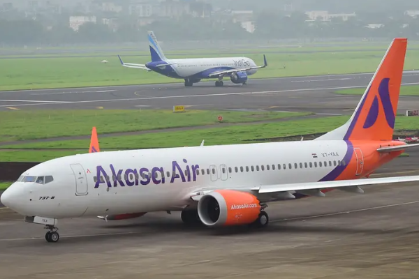 ஓடுபாதையில் விமானத்தின் அவசரகால கதவை திறந்த பயணியால் பரபரப்பு | Passenger Opens Emergency Door Varanasi Airport ஓடுபாதையில் விமானத்தின் அவசரகால கதவை திறந்த பயணியால் பரபரப்பு | Passenger Opens Emergency Door Varanasi Airport