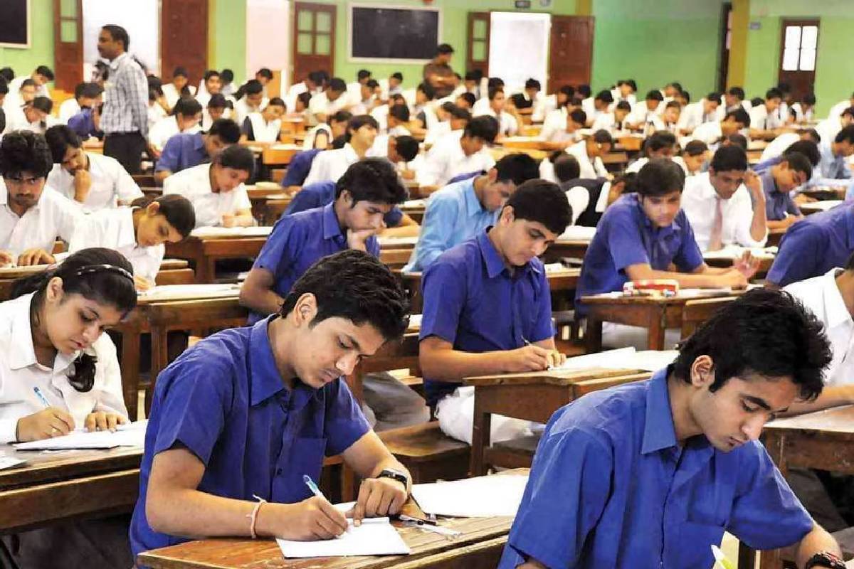 Chat GPT மூலமாக பொதுத்தேர்வில் காப்பியடித்த மாணவர்கள் - உதவிய ஆசிரியர்கள் மீது நடவடிக்கை | Maharashtra Teachers Help Students Cheat Boardexam Chat GPT மூலமாக பொதுத்தேர்வில் காப்பியடித்த மாணவர்கள் - உதவிய ஆசிரியர்கள் மீது நடவடிக்கை | Maharashtra Teachers Help Students Cheat Boardexam