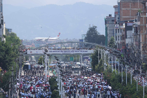 நேபாளத்தில் வேலை நிறுத்தத்தில் குதித்த ஆசிரியர்கள் : மூடப்பட்டன பாடசாலைகள் | A Massive Teacher Strike In Nepal