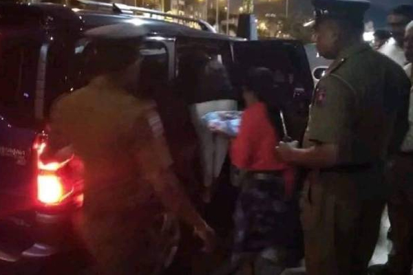 புகையிரத கழிப்பறையில் இருந்து மீட்கப்பட்ட குழந்தை: பெற்றோருக்கு நேர்ந்த கதி! | Child Rescued From Train Toilet On Remand Parents