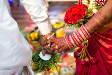 ஆணுக்கு புடவை, பெண்ணுக்கு வேட்டி அணிவித்து வினோத முறையில் நடைபெற்ற திருமணம்