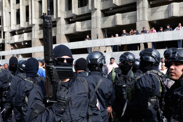 வெனிசூலா தொடர்பில் பயண எச்சரிக்கை விடுத்துள்ள கனடா | Ottawa Urges Canadians To Avoid Venezuela