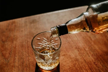 மதுபான போத்தலுக்குள் இருந்த அதிர்ச்சி