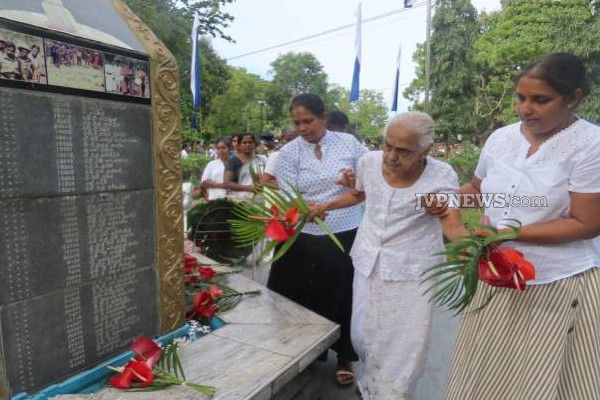 நாட்டிற்காக உயிரிழந்த தனது பொலிஸ் மகனின் பெயரை தேடி அழுத தாய்! | Cry Mother Searches Name Her Deceased Police Son