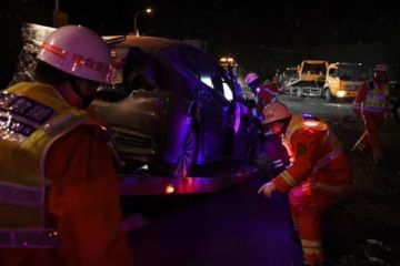 சாலையில் நடந்து சென்று கொண்டிருந்தவர்கள் மீது திடீரென மோதிய கார்!  வெளியான பிண்ணனி