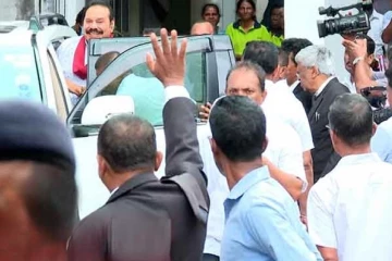 පැය දෙකකට වැඩියෙන් ප්‍රකාශ දුන් හිටපු ජනපති මහින්ද අල්ලස් කොමිසමෙන් පිටව යයි