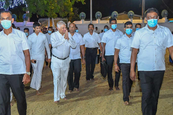 வரலாற்று சிறப்பு மிக்க முருகன் ஆலயத்தில் ஜனாதிபதி ரணில்(Photos) | President Ranil At The Historic Murugan Temple