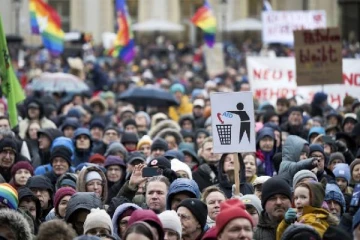 லட்சக்கணக்கான புலம்பெயர்ந்தோரை நாடுகடத்த சதியாலோசனை: எதிர்த்து ஜேர்மனியில் திரண்ட மக்கள்