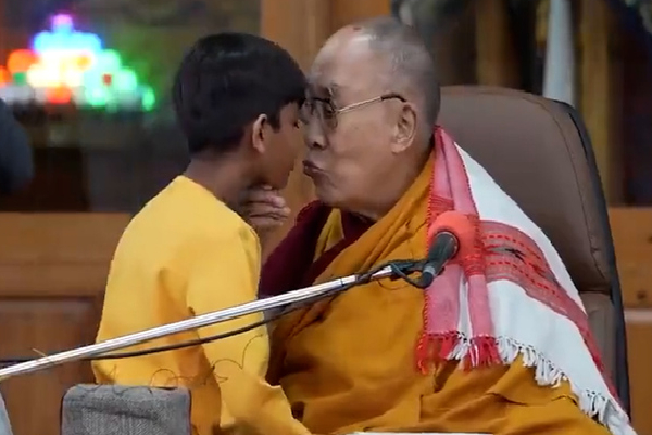 முத்தத்தால் சர்ச்சையில் சிக்கிய தலாய்லாமா; மன்னிப்பு கேட்டார்! | Dalai Lama Caught In Controversy Over Kiss