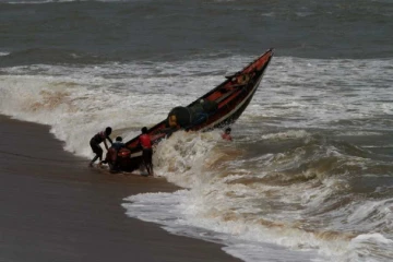 வங்காள விரிகுடாவில் பலத்த காற்று; சிவப்பு எச்சரிக்கை