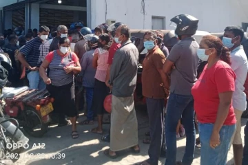 இலங்கையில் பெரும் அவலம் - உணவுக்காக நீண்ட வரிசையில் காத்திருக்கும் மக்கள்