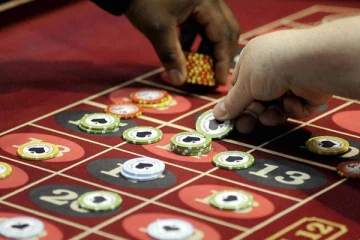 75 ரூபாவுக்கு கேசினோ விளையாடியவருக்கு அடித்த பேரதிஸ்டம்;  ரூ5 கோடி பரிசு!