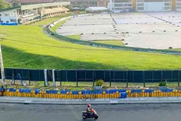 காலி விளையாட்டு அரங்கை சுற்றி காத்திருக்கும் சிலிண்டர்கள்!