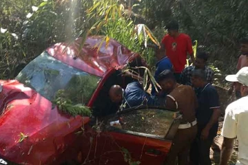 බිහිසුණු අනතුරෙන් මෝටර් රථය අඩි 300ක් පමණ ප්‍රපාතයකට - එක් අයෙක් ජීවිතක්ෂයට දෙදෙනෙකුට බරපතළයි