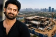 இரண்டு ஏக்கரில் பிரபாஸ் கட்டி வரும் பிரம்மாண்ட வீடு.. எப்படி இருக்கு பாருங்க