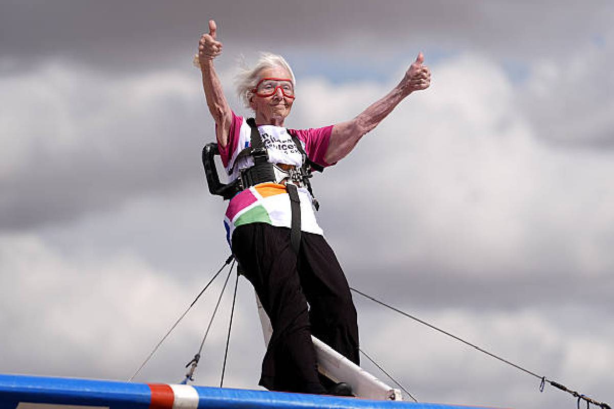விமான இறக்கை மீது நின்றபடி 97 வயது பாட்டி கின்னஸ் சாதனை | 97 Year Grandmother Guinness World Record Plane விமான இறக்கை மீது நின்றபடி 97 வயது பாட்டி கின்னஸ் சாதனை | 97 Year Grandmother Guinness World Record Plane