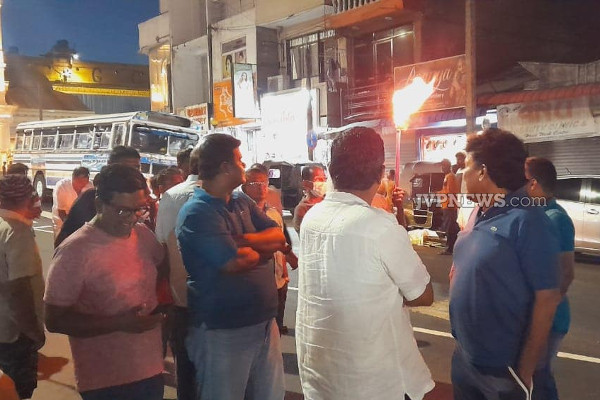 கோட்டா நீ போப்பா... இரவே கொச்சிக்கடையில் போராட்டத்தை அரம்பித்த மனோ! (Photos) | Mano Started The Protest In Kochikade Last Night