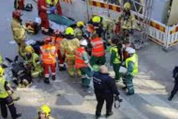 පදික පාලමක් කඩා වැටී 27ක් තුවාල ලබයි - තුවාල ලැබුවන් අතර වැඩි දෙනෙක් පාසල් සිසුන්..