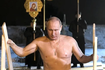 மைனஸ் 30 டிகிரி., பனிக்கட்டி நீரில் மூன்று முறை முங்கி எழுந்த புடின்.. எதற்காக?