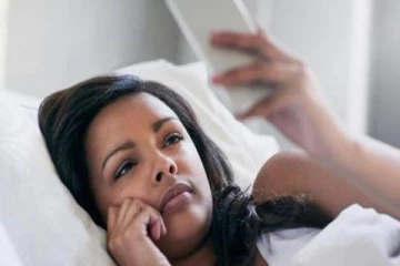 ஸ்மார்ட்போனை அருகில் வைத்து கொண்டு தூங்கினால் என்னவெல்லம் நடக்கும் தெரியுமா?