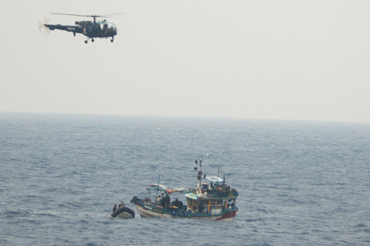 நீர்மூழ்கி கப்பலால் தாக்கப்பட்டதா ஈரானிய கப்பல்? இலங்கை கடற்படையின் முக்கிய தகவல் | Sri Lanka Navy Releases Information Iran Ship