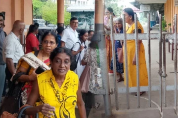 கொழும்பில் பயணிகளுடன் மூடப்பட்ட தொடரூந்து நிலையங்கள் - சிக்கி தவித்த பயணிகள்