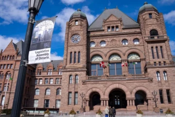 கனடாவில் அரசாங்கம் அனுப்பிய காசோலைகளை பணமாக்குவதில் சிக்கல்