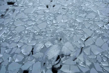 வானத்திலிருந்து விழுந்த அபூர்வ பனிப்பாளம்! நீடிக்கும் மர்மம்