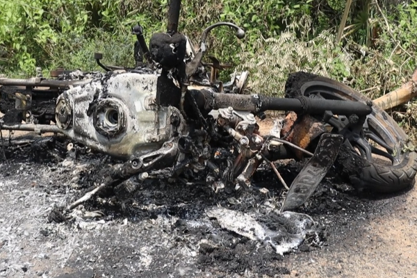 மல்லாவியில் எரித்து நாசமாக்கப்பட்ட மோட்டார் சைக்கிள் - ஐபிசி தமிழ்