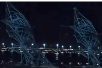 பதறவைக்கும் திக்.. திக் காட்சி - ஆற்றின் நடுவே சாய்ந்த மின்சார கோபுரம்!