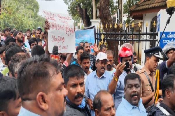 இந்திய இழுவைப் படகுகளின் அத்துமீறலை எதிர்த்து யாழில் ஆர்ப்பாட்டப் பேரணி | Protest Jaffna Against Encroachmen Indian Trawlers இந்திய இழுவைப் படகுகளின் அத்துமீறலை எதிர்த்து யாழில் ஆர்ப்பாட்டப் பேரணி | Protest Jaffna Against Encroachmen Indian Trawlers