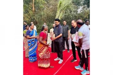 வாக்கிங் வந்த முதலமைச்சர்...திடீரென பொங்கல் பரிசு கொடுத்ததால் ஷாக்கான ஊழியர்கள்