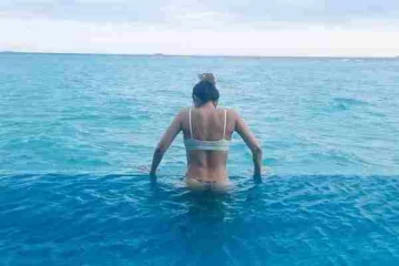 50 வயதிலும் இளம் நடிகைகளுக்கு டப் கொடுக்கும் பிரபல நடிகை.. வைரலாகும் நீச்சல் உடை போட்டோஸ்