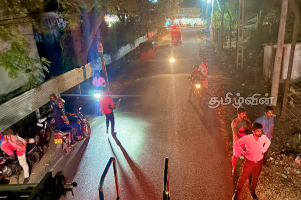 வவுனியா புகையிரத நிலையம் அருகில் திடீரென தீப்பரம்பல் | Fire Near Vavuniya Railway Station