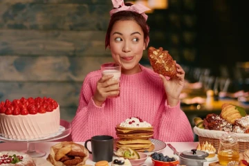 பஃபே-யில் வைக்கப்பட்ட உணவை திருடிய பெண்: 5 லட்சம் நஷ்ட ஈடு செலுத்த உத்தரவு