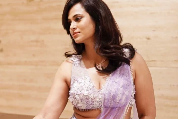 ரம்யா பாண்டியன் தாவணியில் அழகிய போஸ்