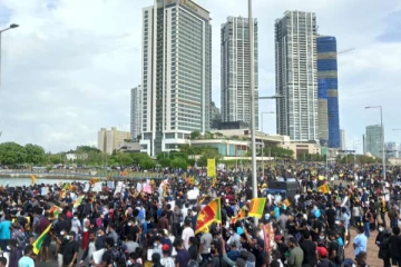உங்களைவிட புலிகளின் தலைவர் சிறந்தவர்;  படையினருக்கு போராட்டகாரர்கள் சாட்டையடி!