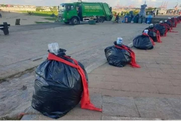 காலிமுகத் திடலில் குப்பை பைகளுக்கு சால்வை அணிவிப்பு (Video)