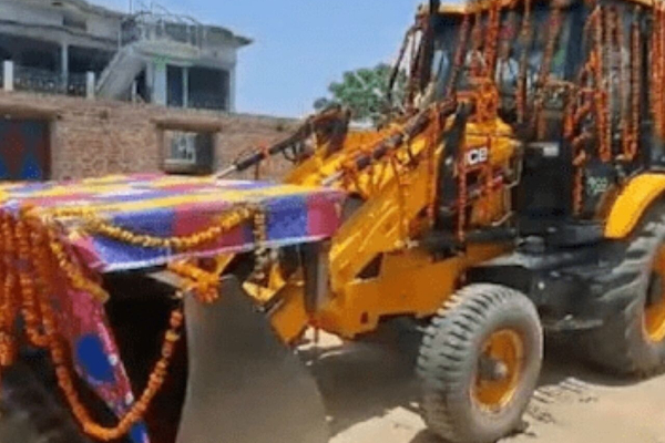 திருமணத்திற்கு புல்டோசரில் கெத்தாக வந்த மணமகன் ; அபராதம் விதித்த பொலிஸார்! | Engineer Groom Came To Get Married In A Bulldozer