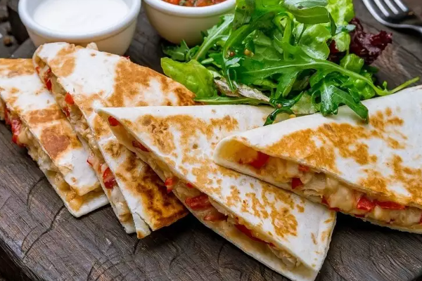 சப்பாத்தி மீந்து விட்டதா? தூக்கி வீசிடாதீங்க... இனி சுடச்சுட சாண்ட்விச் செய்யலாம் | Chapati Cheese Sandwich