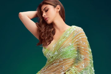 ட்ரான்ஸ்பரென்ட் சேலையில் எல்லைமீறும் கிளாமர்! மௌனி ராய் ஹாட் போட்டோஷூட்