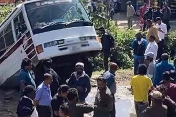 නුවරඑළියේදී පාලනයෙන් මිදුණු බස් රථයක් තලගලඔයට පෙරළෙයි - ග්‍රෙගරි වැව අසල සිදුවූ මාරාන්තික අනතුර මෙන්න
