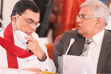 ரணிலை சந்தித்து மிக நீண்ட நேரம் உரையாடிய பசில்