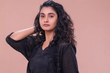 மாடர்ன் உடையில் பிரியா பவானி ஷங்கர் ட்ரெண்டி ஸ்டில்கள்