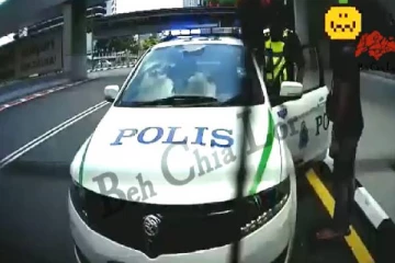 சிங்கப்பூரரை மிரட்டய மலேசிய பொலிஸ்! எதற்க்காக தெரியுமா?